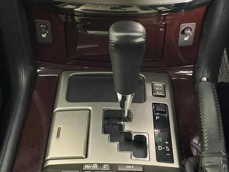 2013-Lexus-LX-570_10