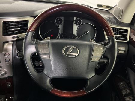 2013-Lexus-LX-570_11