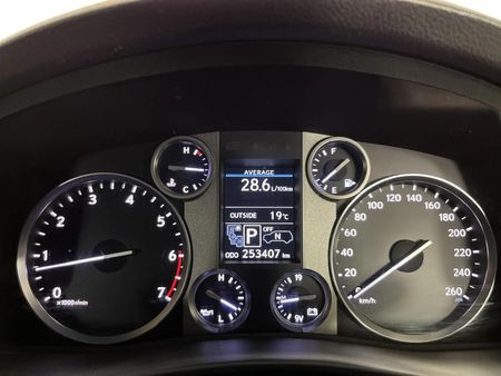 2013-Lexus-LX-570_2