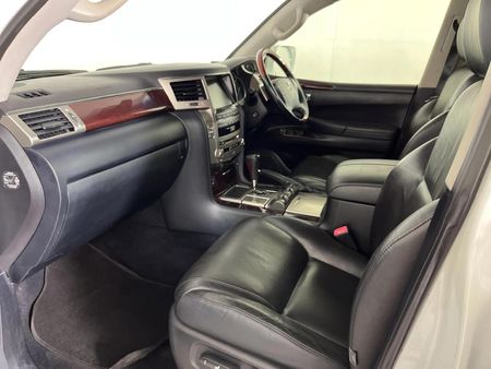 2013-Lexus-LX-570_8