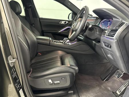 2021-BMW-X6-M50i_9