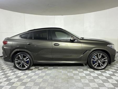 2021-BMW-X6-M50i_17