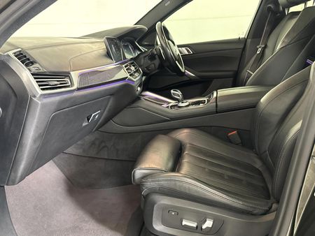 2021-BMW-X6-M50i_8