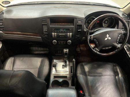 2013-Mitsubishi-Pajero-32-Di-Dc-GLS-Auto_9