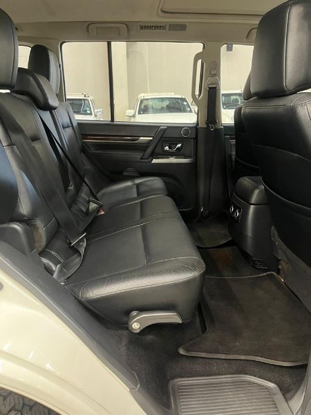 2013-Mitsubishi-Pajero-32-Di-Dc-GLS-Auto_11