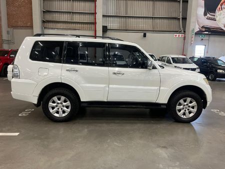 2013-Mitsubishi-Pajero-32-Di-Dc-GLS-Auto_1
