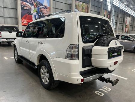 2013-Mitsubishi-Pajero-32-Di-Dc-GLS-Auto_4