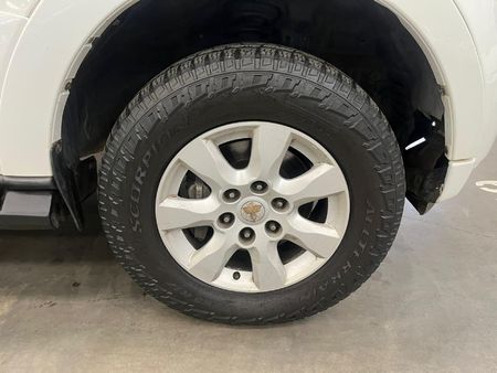 2013-Mitsubishi-Pajero-32-Di-Dc-GLS-Auto_8