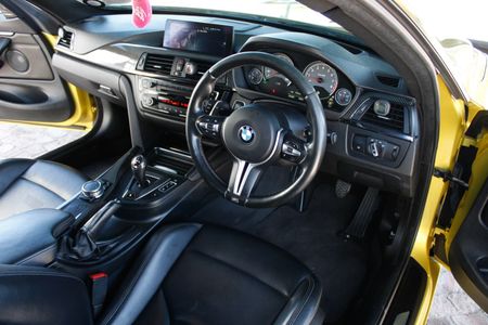 2015-BMW-M4-Coupe-Auto_15