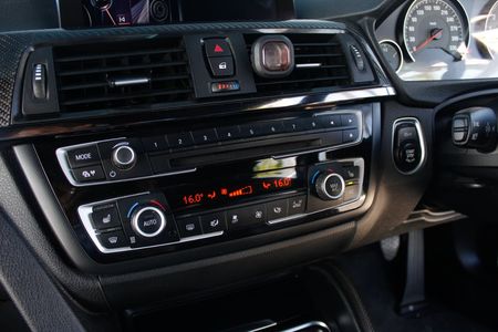 2015-BMW-M4-Coupe-Auto_22