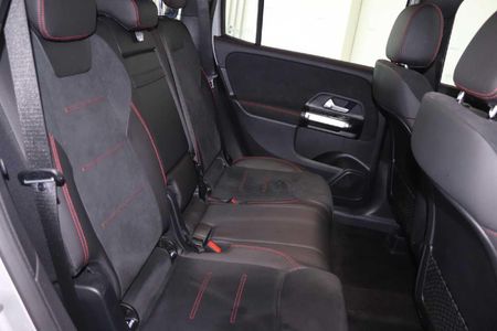 2024-Mercedes-Benz-GLB-220d-Progressive_11