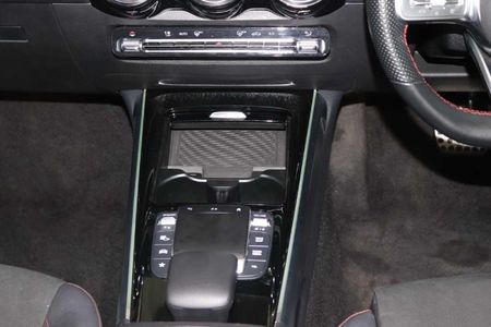 2024-Mercedes-Benz-GLB-220d-Progressive_12