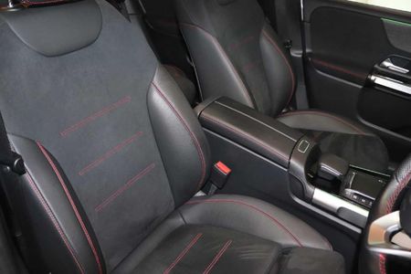 2024-Mercedes-Benz-GLB-220d-Progressive_13