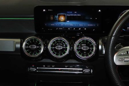 2024-Mercedes-Benz-GLB-220d-Progressive_8