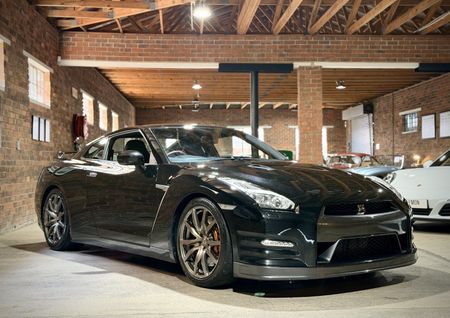 2016-Nissan-GT-R-Black-Edition_0