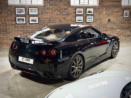 2016-Nissan-GT-R-Black-Edition_9