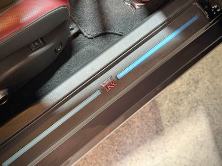2016-Nissan-GT-R-Black-Edition_10