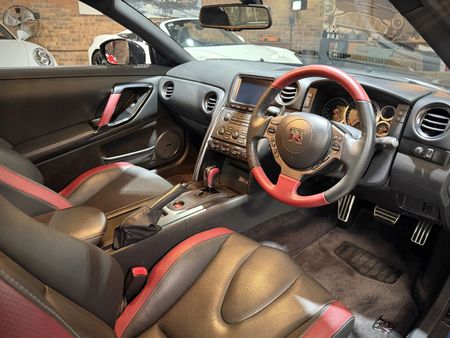 2016-Nissan-GT-R-Black-Edition_11