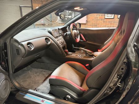 2016-Nissan-GT-R-Black-Edition_14