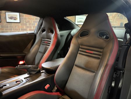 2016-Nissan-GT-R-Black-Edition_16