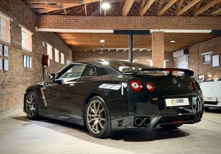 2016-Nissan-GT-R-Black-Edition_1