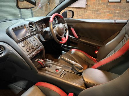 2016-Nissan-GT-R-Black-Edition_19