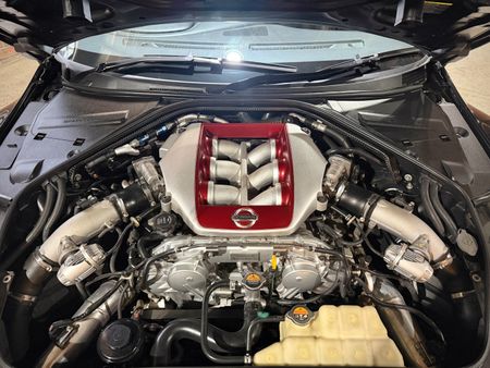 2016-Nissan-GT-R-Black-Edition_25