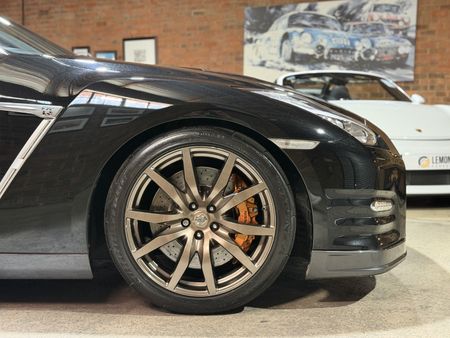 2016-Nissan-GT-R-Black-Edition_2