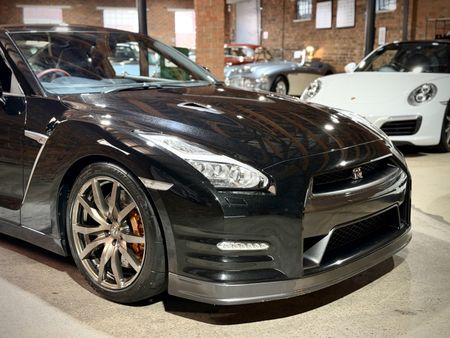 2016-Nissan-GT-R-Black-Edition_4