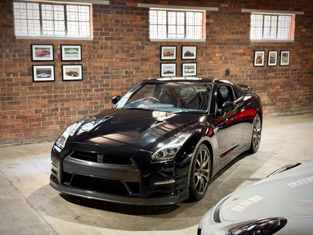 2016-Nissan-GT-R-Black-Edition_5