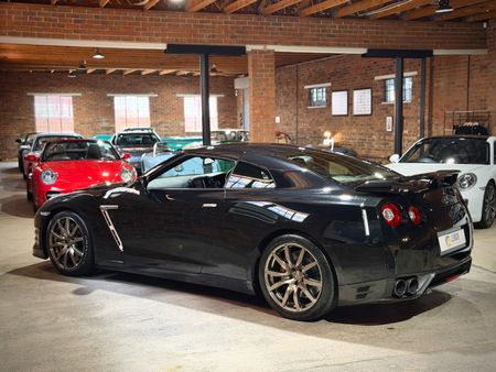 2016-Nissan-GT-R-Black-Edition_6
