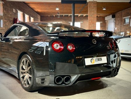 2016-Nissan-GT-R-Black-Edition_7