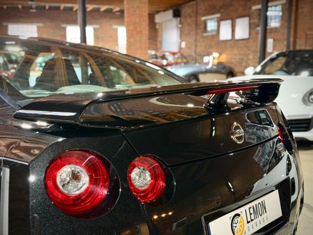 2016-Nissan-GT-R-Black-Edition_8