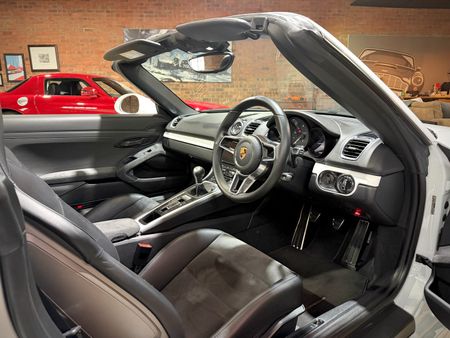 2016-Porsche-Boxster-Spyder_10