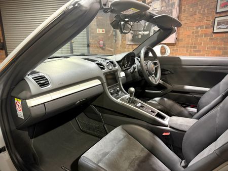 2016-Porsche-Boxster-Spyder_12