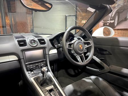 2016-Porsche-Boxster-Spyder_14