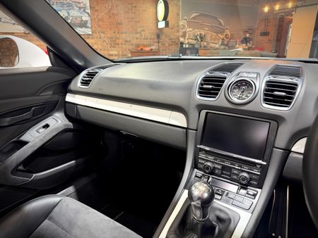 2016-Porsche-Boxster-Spyder_15