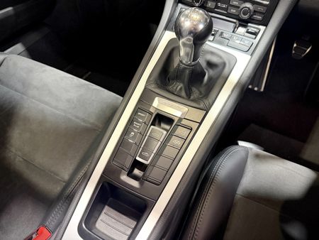 2016-Porsche-Boxster-Spyder_16