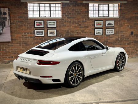 2017-Porsche-911-Carrera-S-Auto_9