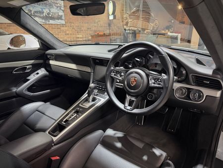 2017-Porsche-911-Carrera-S-Auto_11