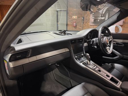 2017-Porsche-911-Carrera-S-Auto_18