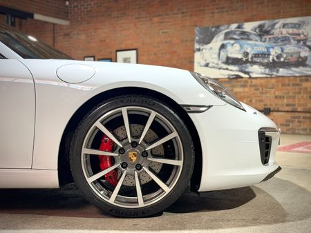 2017-Porsche-911-Carrera-S-Auto_2