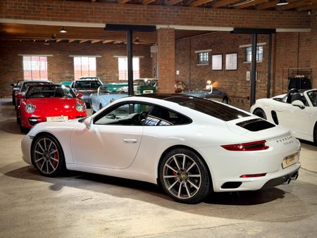 2017-Porsche-911-Carrera-S-Auto_6