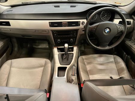 2010-BMW-3-Series-320i-Auto_9