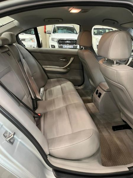 2010-BMW-3-Series-320i-Auto_11