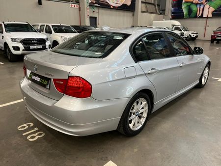 2010-BMW-3-Series-320i-Auto_2