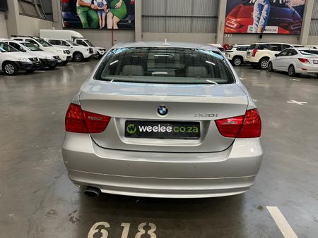 2010-BMW-3-Series-320i-Auto_3