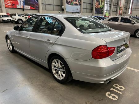 2010-BMW-3-Series-320i-Auto_4