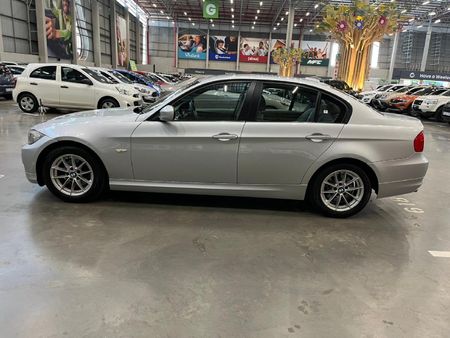 2010-BMW-3-Series-320i-Auto_5