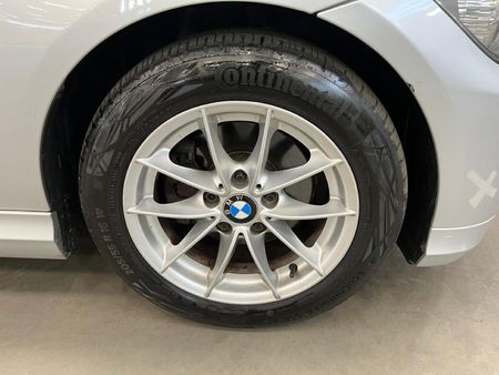 2010-BMW-3-Series-320i-Auto_8